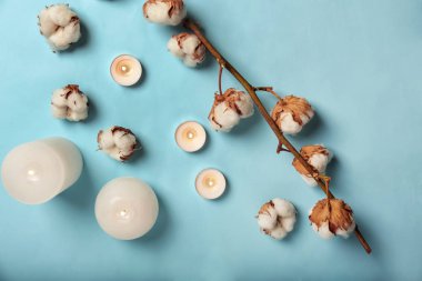 Renk arka plan üzerinde yanan mumlar ve pamuk çiçek ile düz yatıyordu kompozisyon