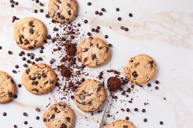 Çikolata parçaları ve kaşık kakao tozu masada, üstten görünüm ile lezzetli tatlılar