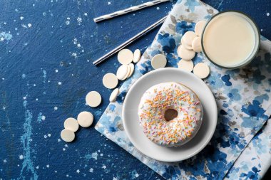 Plaka tatlı çörek, çikolata ve süt üzerinde renk tablosu, üstten görünüm