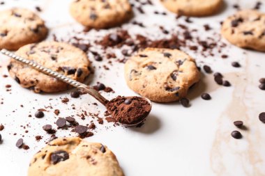 Çikolata ve kakao tozu tablo kaşığı ile lezzetli tatlılar