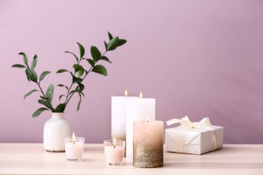 Ahşap masa mumlar yanan ile kompozisyon