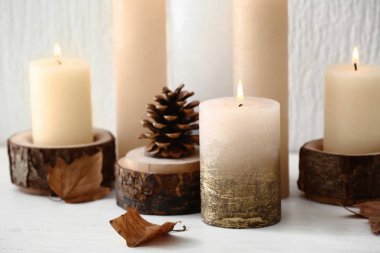 Beyaz masa, closeup birçok yanan mum