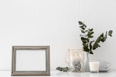 Tablo üzerinde yanan mumlar ve fotoğraf çerçevesi ile güzel kompozisyon