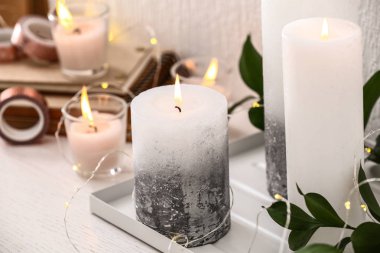 Masada güzel yanan mumlar