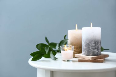 Renk duvarının yakınında masada mumlar yanan ile güzel kompozisyon