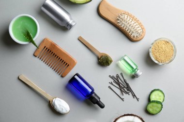Gri arka plan üzerinde saçlar için doğal kozmetik ile düz yatıyordu kompozisyon