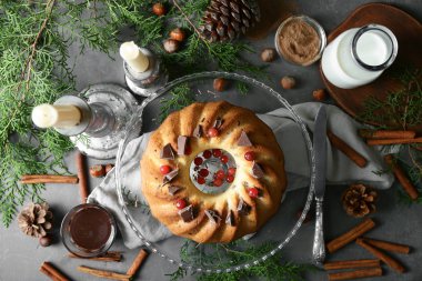 Lezzetli Noel kek gri masada