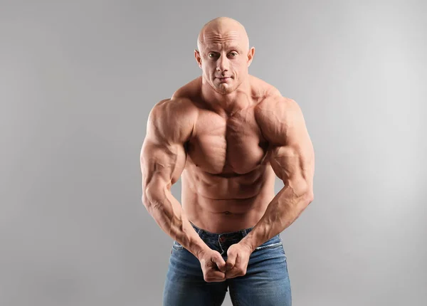 Muskulöser Bodybuilder Auf Grauem Hintergrund — Stockfoto