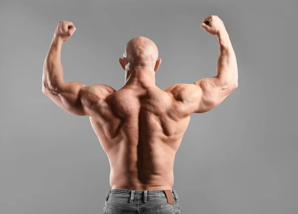 Muscular Bodybuilder Grey Background — Stock Photo, Image