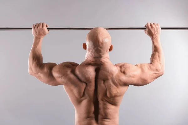 Entrenamiento Muscular Del Culturista Sobre Fondo Gris —  Fotos de Stock