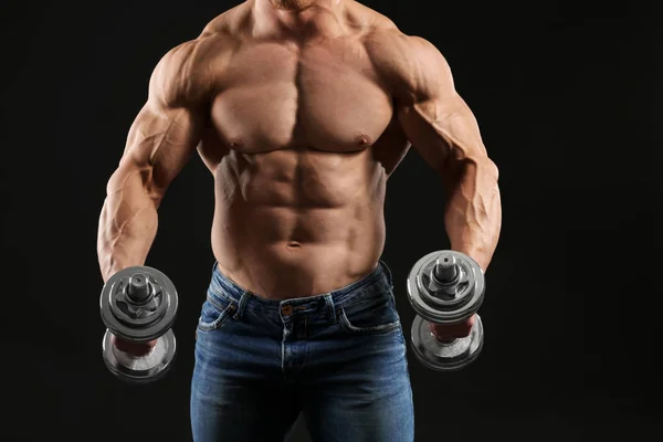 Muskulöser Bodybuilder Mit Kurzhanteln Auf Dunklem Hintergrund — Stockfoto