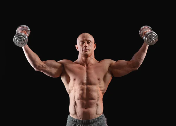 Muskulös Bodybuilder Med Hantlar Mörk Bakgrund — Stockfoto