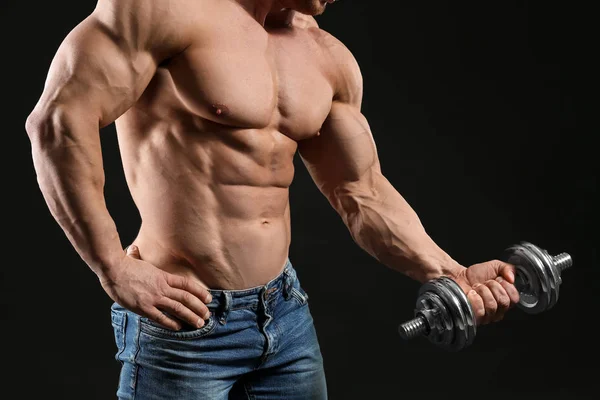 Muskulös Bodybuilder Med Hantel Mörk Bakgrund — Stockfoto