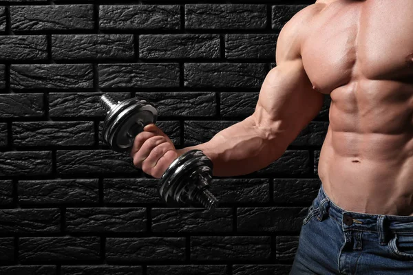 Muskulöser Bodybuilder Mit Hantel Auf Dunklem Hintergrund — Stockfoto
