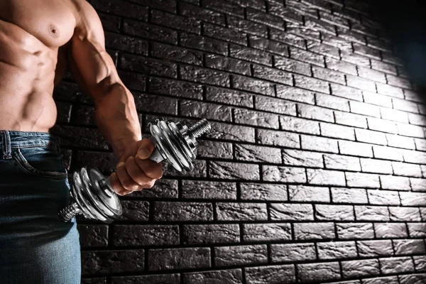 Muskulöser Bodybuilder Mit Hantel Auf Dunklem Hintergrund — Stockfoto