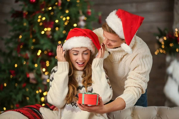 Jovem Mulher Recebendo Presente Natal Seu Namorado Casa — Fotografia de Stock