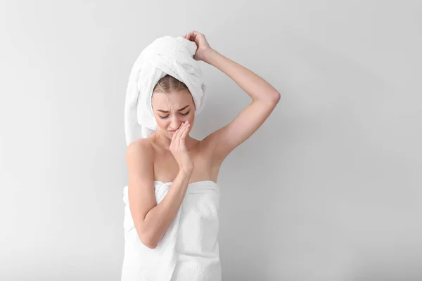 Mulher Bonita Após Banho Sentindo Cheiro Suor Fundo Claro Conceito — Fotografia de Stock
