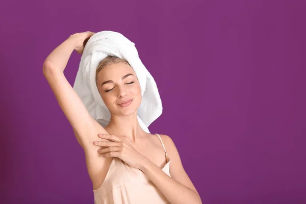 Krásná Mladá Žena Sprše Barvu Pozadí Koncept Použití Deodorant — Stock fotografie