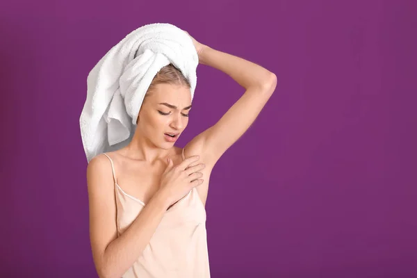 Mulher Bonita Após Banho Sentindo Cheiro Suor Fundo Cor Conceito — Fotografia de Stock