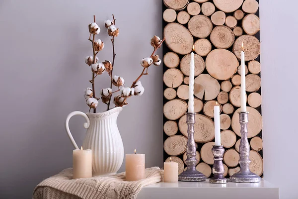 Krug Mit Baumwollzweigen Und Schönen Kerzen Auf Dem Tisch — Stockfoto