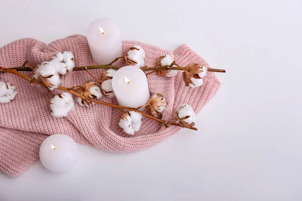 Composition Avec Bougies Allumées Fleurs Coton Sur Fond Blanc — Photo