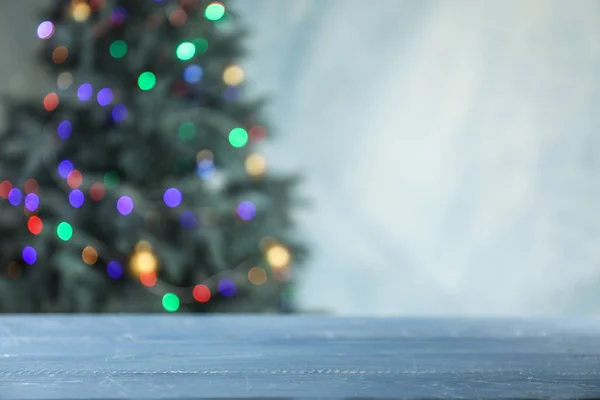 Mesa Color Contra Brillante Árbol Navidad —  Fotos de Stock