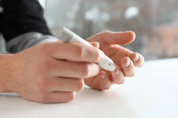 Чоловік Бере Зразок Крові Ланцетною Ручкою Крупним Планом Контроль Діабету — стокове фото