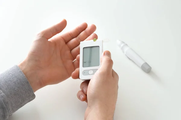 Homme Mesurant Taux Glucose Avec Glucomètre Numérique Gros Plan Contrôle — Photo