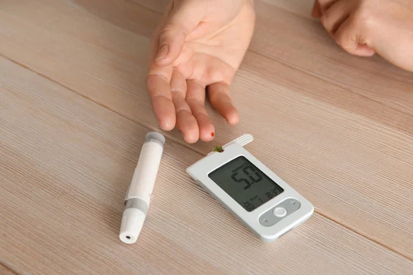 Mujer Midiendo Nivel Glucosa Con Glucosímetro Digital Primer Plano Control —  Fotos de Stock