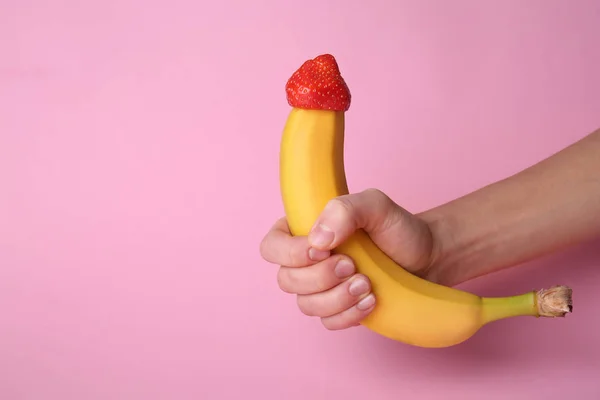 Mujer Sosteniendo Plátano Con Fresa Sobre Fondo Color Concepto Erótico —  Fotos de Stock