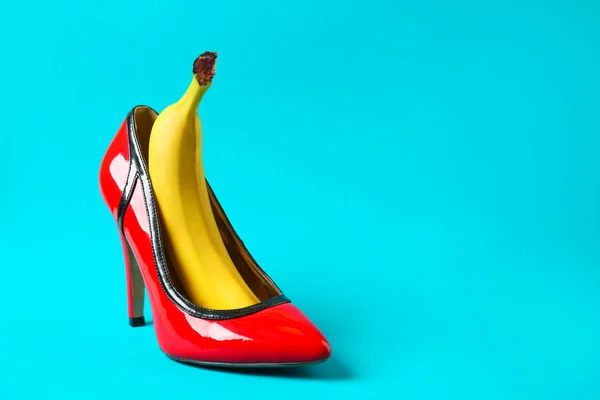 Chaussure Talon Haut Banane Sur Fond Couleur Concept Érotique — Photo