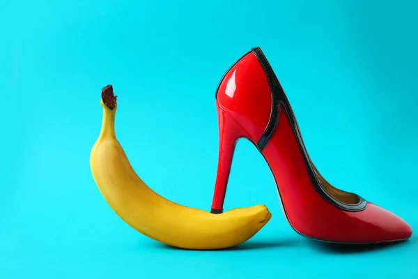 Zapato Tacón Alto Plátano Sobre Fondo Color Concepto Erótico — Foto de Stock