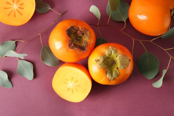 Persimmons Mûrs Doux Sur Fond Couleur — Photo