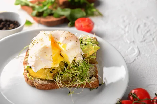 Tasty Toast Avocado Egg Benedict Plate Closeup — Stock Photo, Image