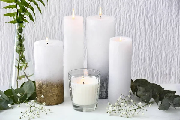 Beautiful Composition Burning Candles Table White Wall — Stock Photo, Image