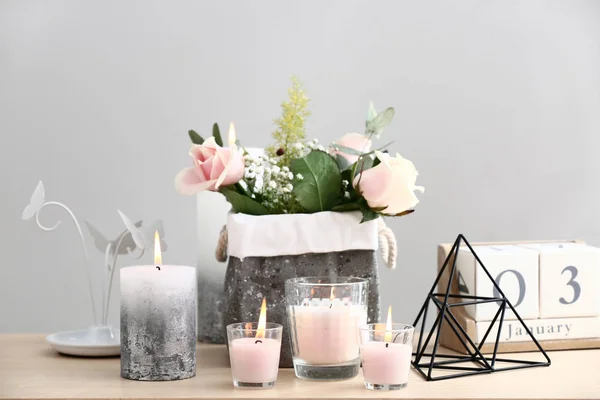 Hermosa Composición Con Velas Encendidas Mesa Madera — Foto de Stock