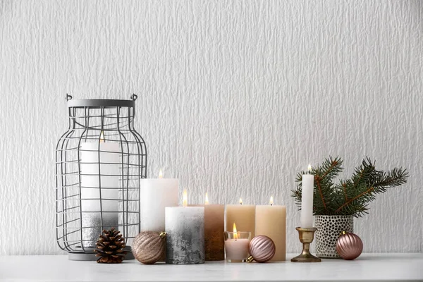 Christmas Composition Burning Candles Table White Wall — Stock Photo, Image