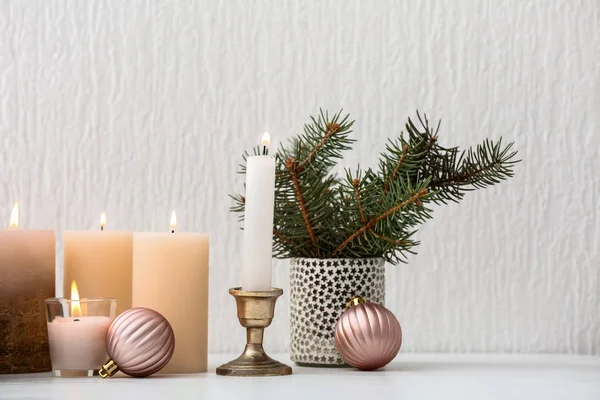 Composição Natal Com Velas Acesas Mesa Perto Parede Branca — Fotografia de Stock