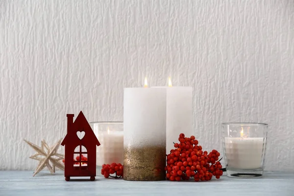 Weihnachtskomposition Mit Brennenden Kerzen Auf Tisch Neben Weißer Wand — Stockfoto