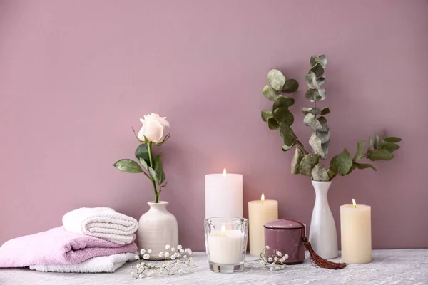 Schöne Komposition Mit Brennenden Kerzen Auf Dem Tisch Der Nähe — Stockfoto
