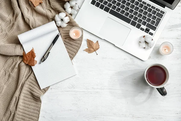 Laptop Kopje Thee Laptop Brandende Kaarsen Witte Houten Vloer — Stockfoto