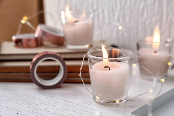 Schöne Brennende Kerzen Auf Dem Tisch — Stockfoto
