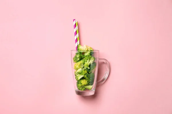 Coupe Verre Avec Brocoli Sur Fond Couleur Vue Dessus — Photo