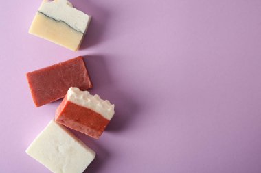 El yapımı sabun Barlar üzerinde renk arka plan, üstten görünüm