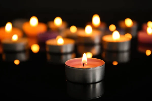 Velas Ardientes Sobre Fondo Oscuro — Foto de Stock