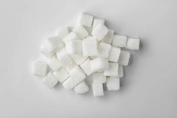 Montón Cubos Azúcar Refinados Sobre Fondo Blanco — Foto de Stock