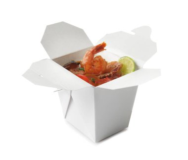 Beyaz arka plan üzerinde leziz Çin yemekleri ile paket servisi olan restoran kutusu