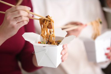 Çin noodle yemek paket servisi olan restoran kutusundan, closeup kadın