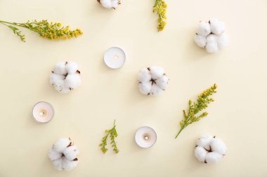 Renk arka plan üzerinde yanan mumlar ve güzel çiçekler ile düz yatıyordu kompozisyon