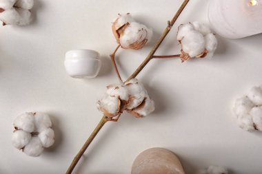 Beyaz arka plan üzerinde yanan mumlar, pamuk çiçek ve kozmetik ile düz yatıyordu kompozisyon